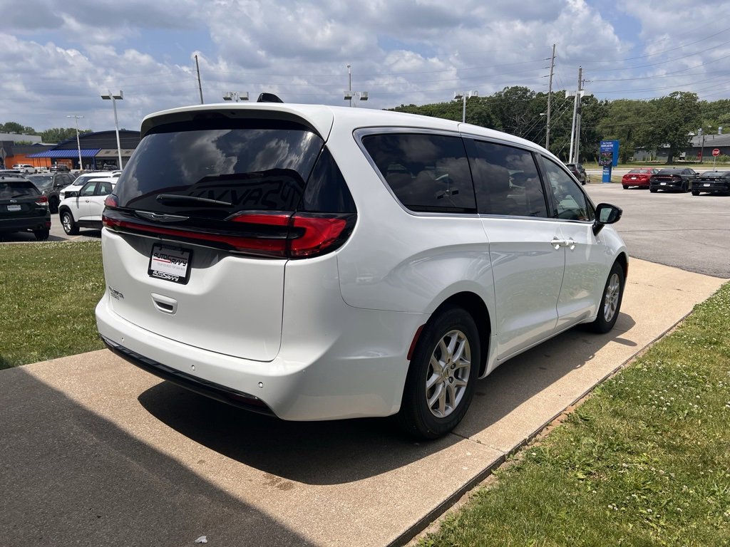 Used 2025 Chrysler Pacifica Select image 8