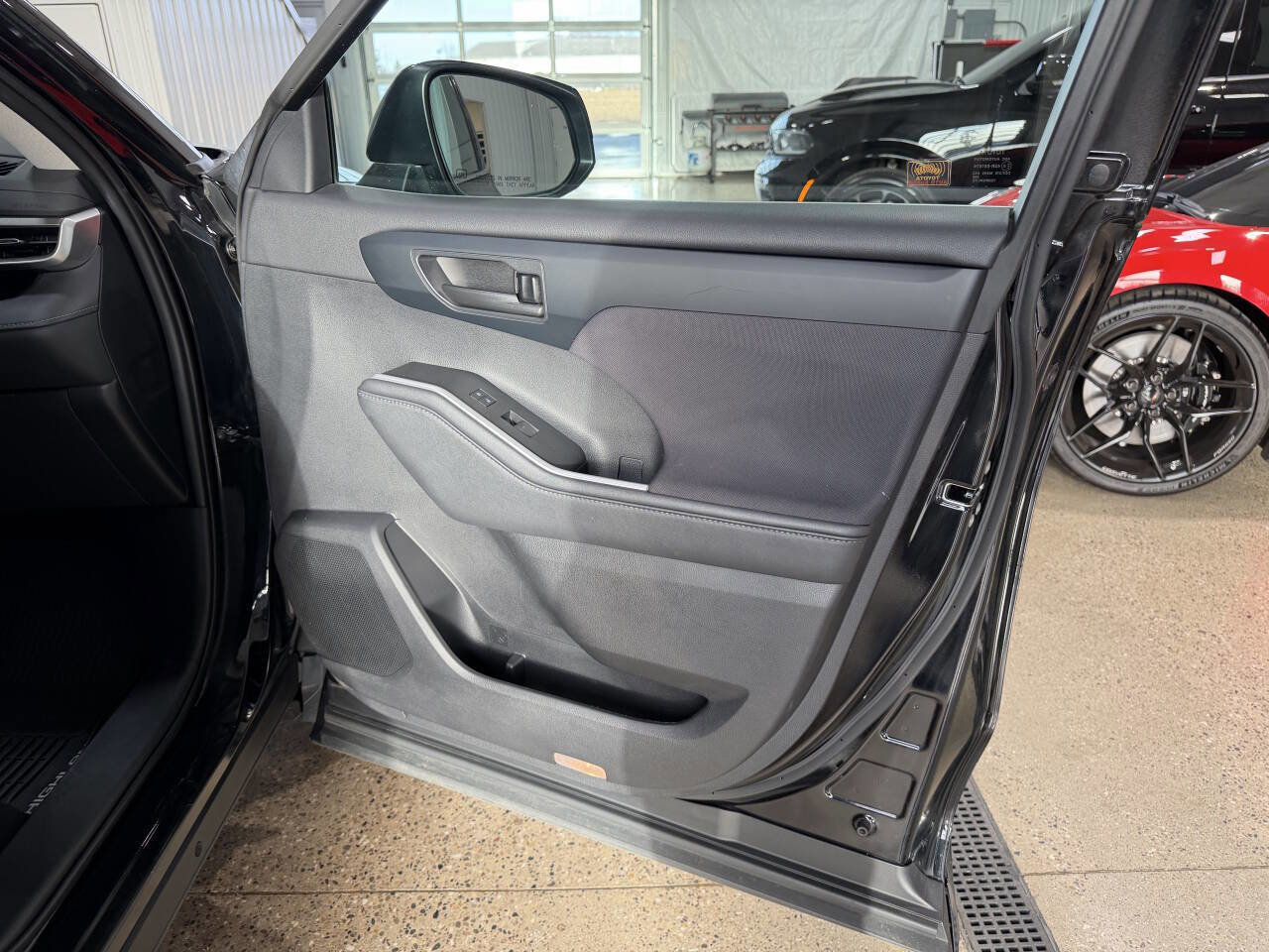 Used 2020 Toyota Highlander LE image 36