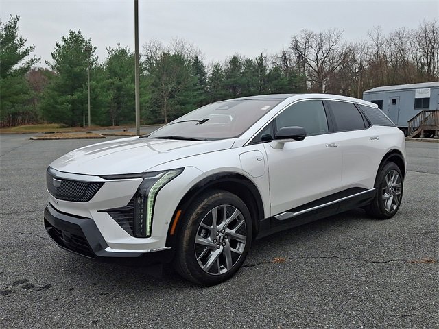 Certified 2025 Cadillac Optiq Luxury 2 w/ LPO, Floor Liner Package image 3