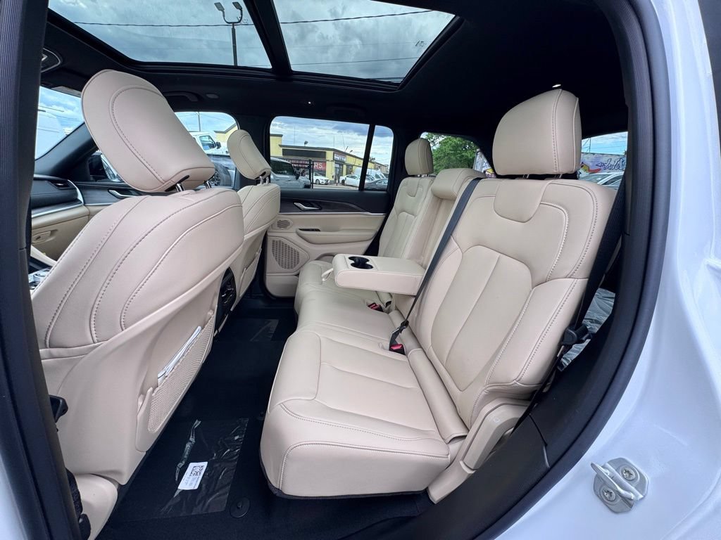 New 2026 Jeep Grand Cherokee Limited w/ Limited Altitude Package AWD/4WD image 15
