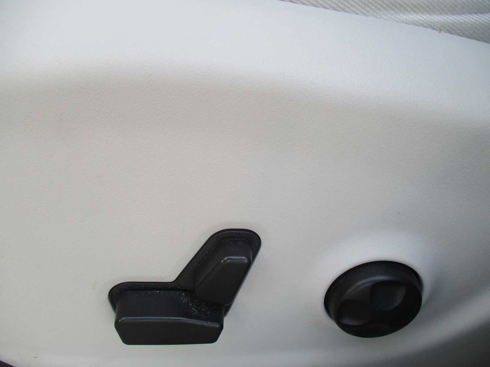 Used 2019 Jeep Cherokee Overland w/ Technology Group image 19