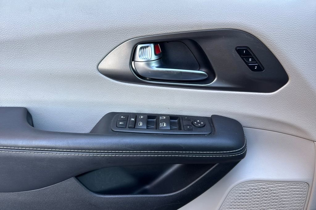 Used 2023 Chrysler Pacifica Touring-L image 17