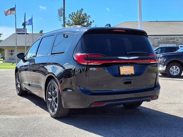 Used 2026 Chrysler Pacifica Limited w/ Uconnect Theater Family Group image 3
