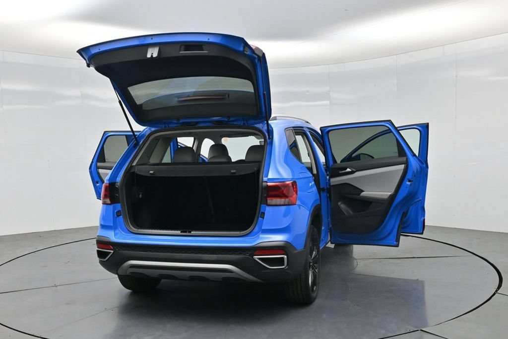 Used 2023 Volkswagen Taos SE w/ Panoramic Sunroof Package FWD image 39