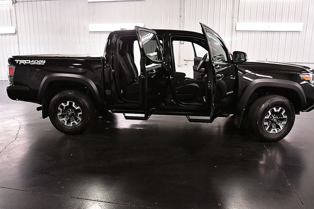 Used 2023 Toyota Tacoma TRD Off-Road w/ Advanced Technology Package AWD/4WD image 32