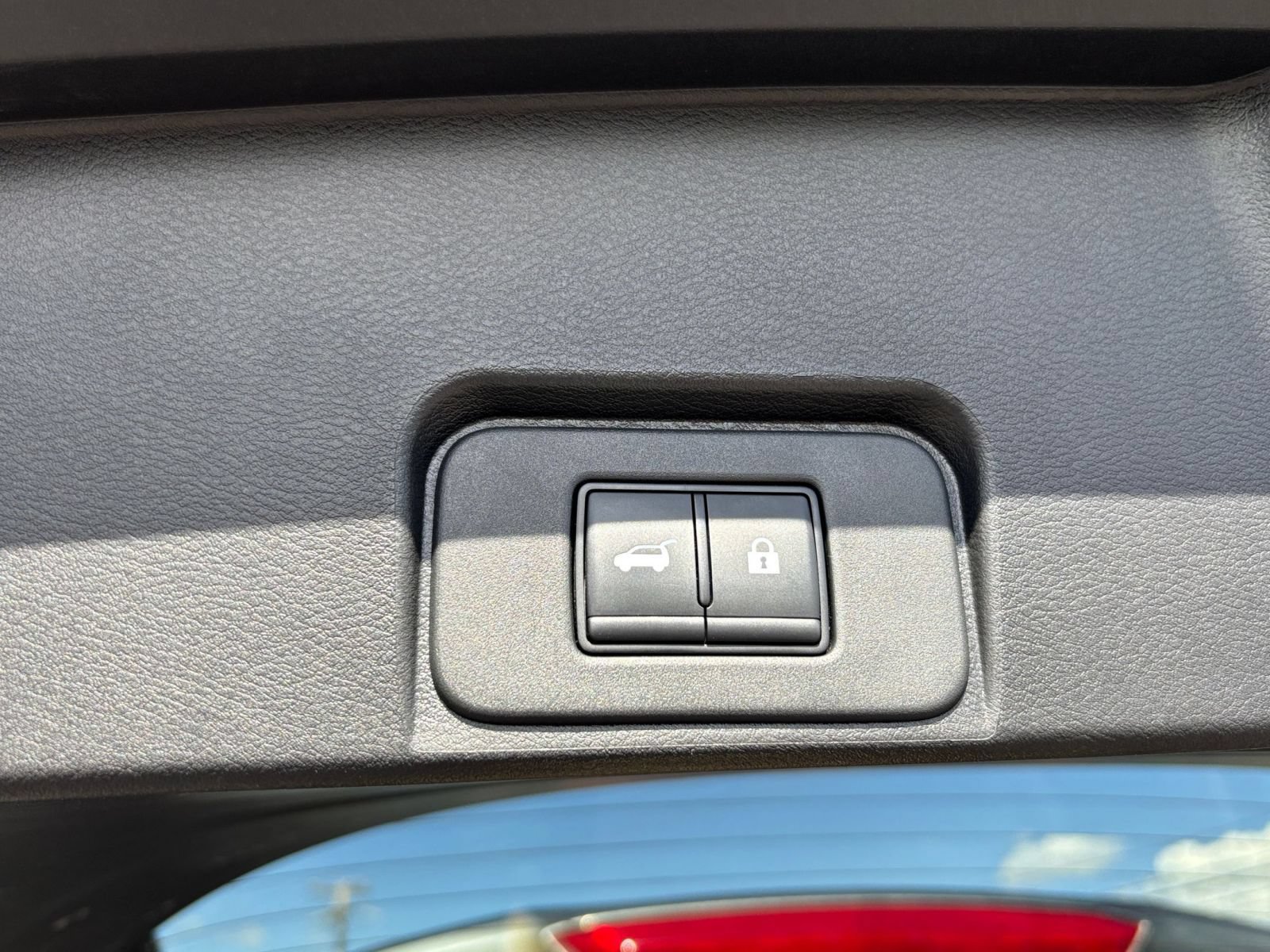 Used 2025 Nissan Rogue SV AWD/4WD image 22