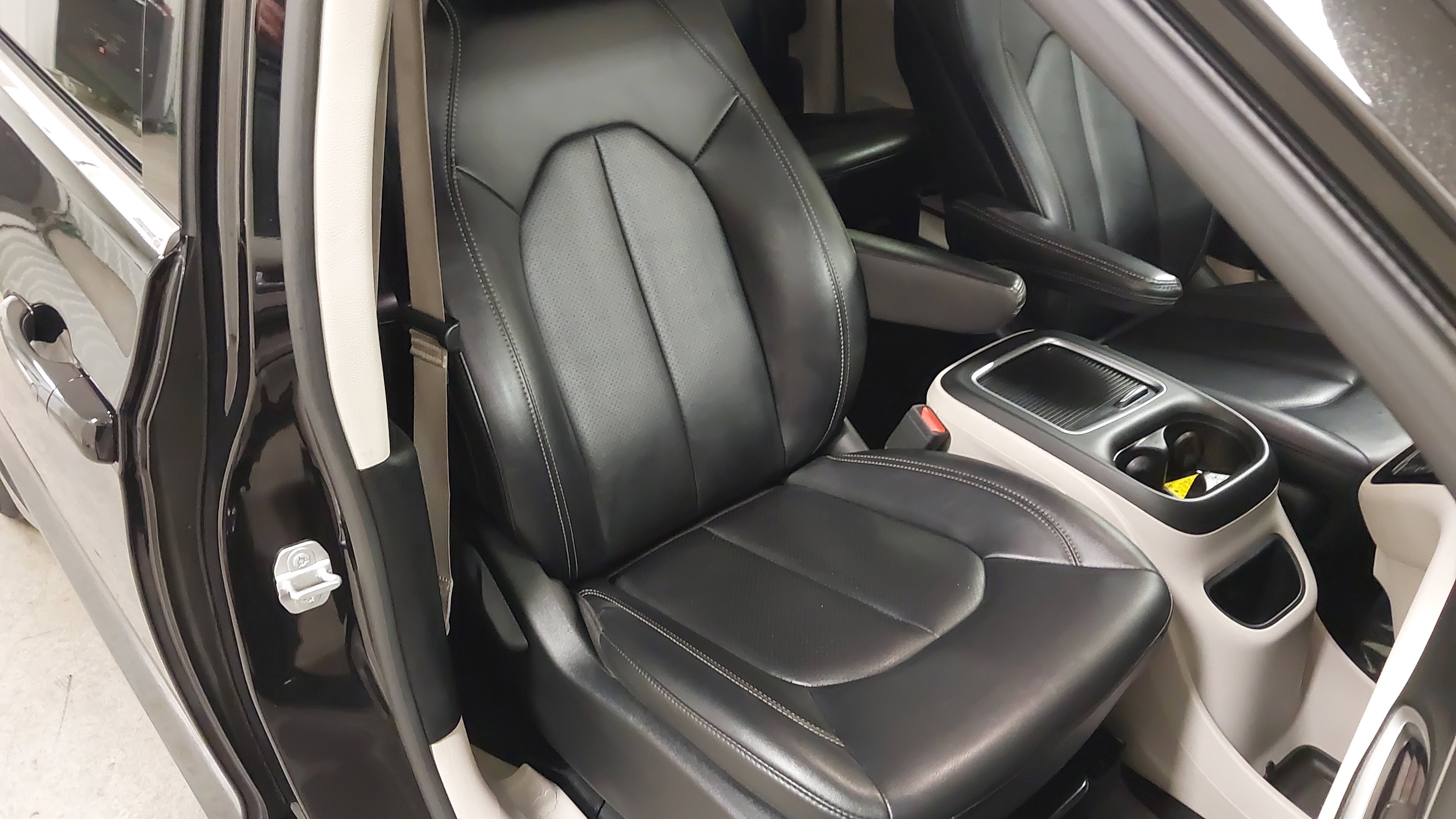 Used 2024 Chrysler Pacifica Touring-L image 28