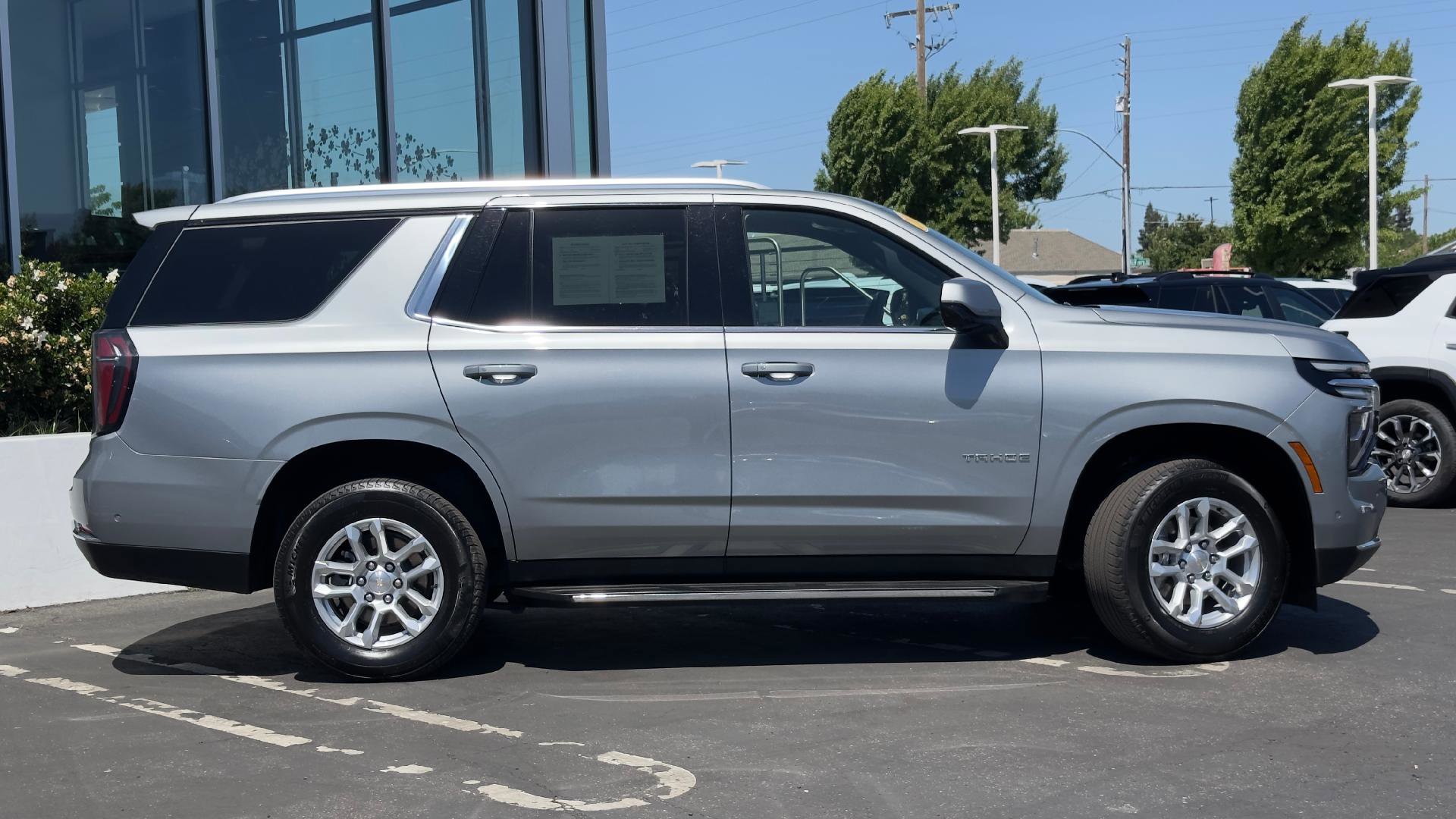 Used 2025 Chevrolet Tahoe LT AWD/4WD image 3