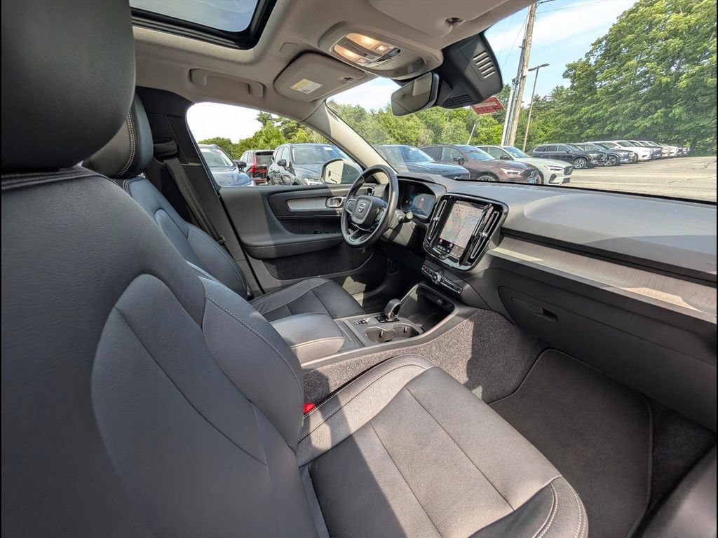 Certified 2025 Volvo XC40 B5 Plus AWD/4WD image 20