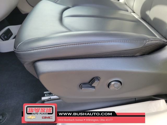 Used 2023 Chrysler Pacifica Touring-L image 16