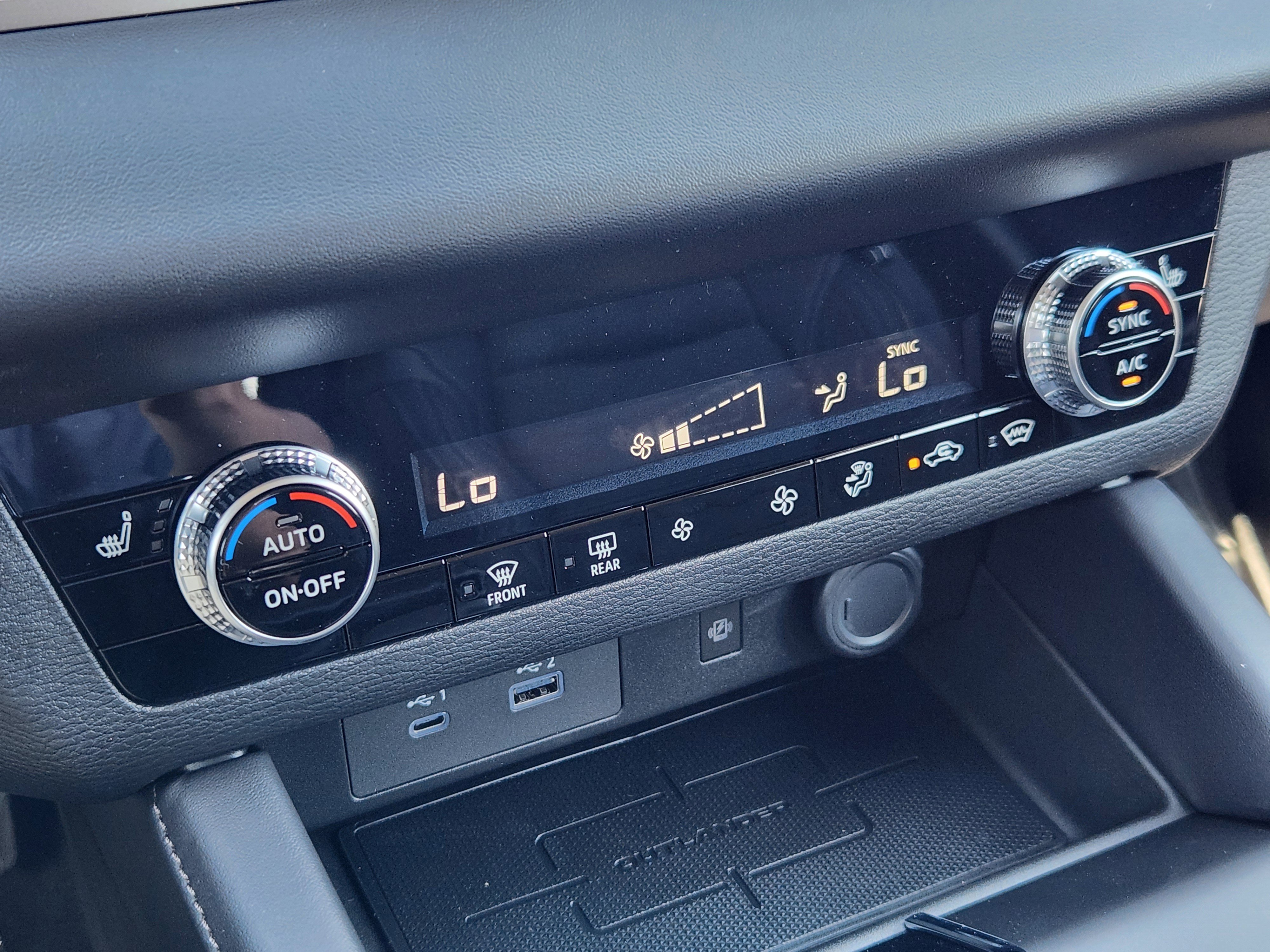 New 2025 Mitsubishi Outlander SE image 19