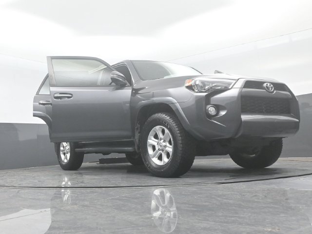 Used 2018 Toyota 4Runner SR5 AWD/4WD image 32