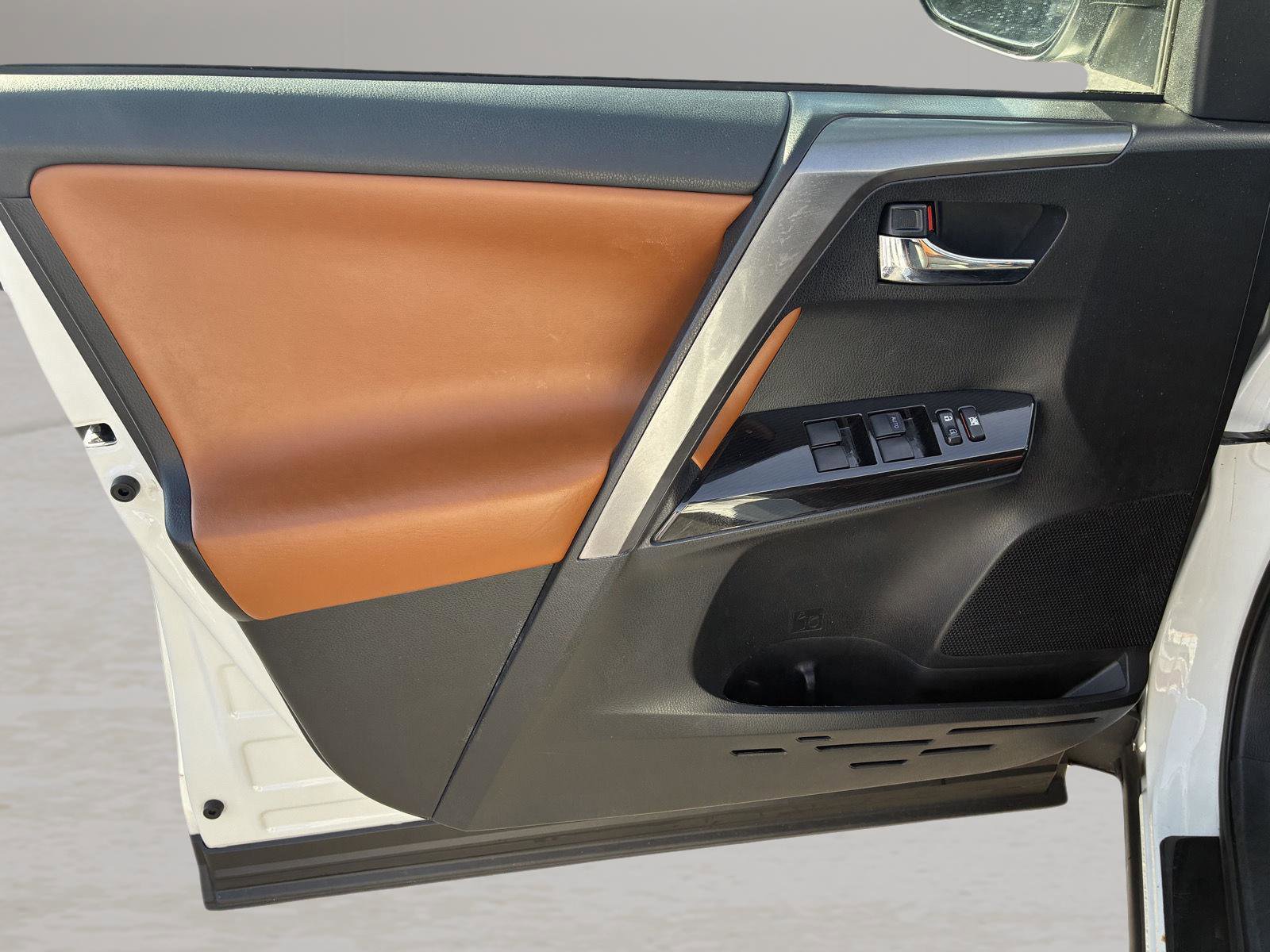 Used 2018 Toyota RAV4 SE w/ Power Extra Value Package AWD/4WD image 17