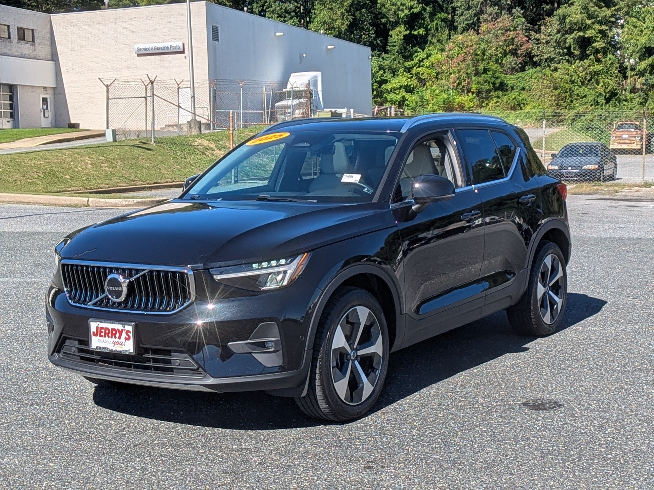 Used 2025 Volvo XC40 B5 Plus AWD/4WD image 4
