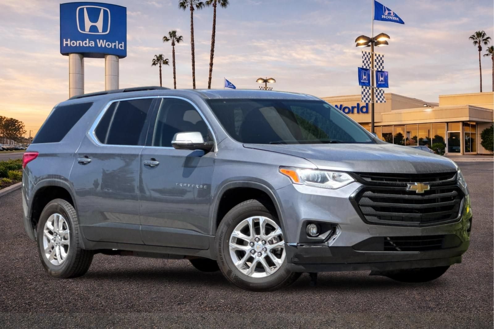 Used 2020 Chevrolet Traverse LT FWD image 2