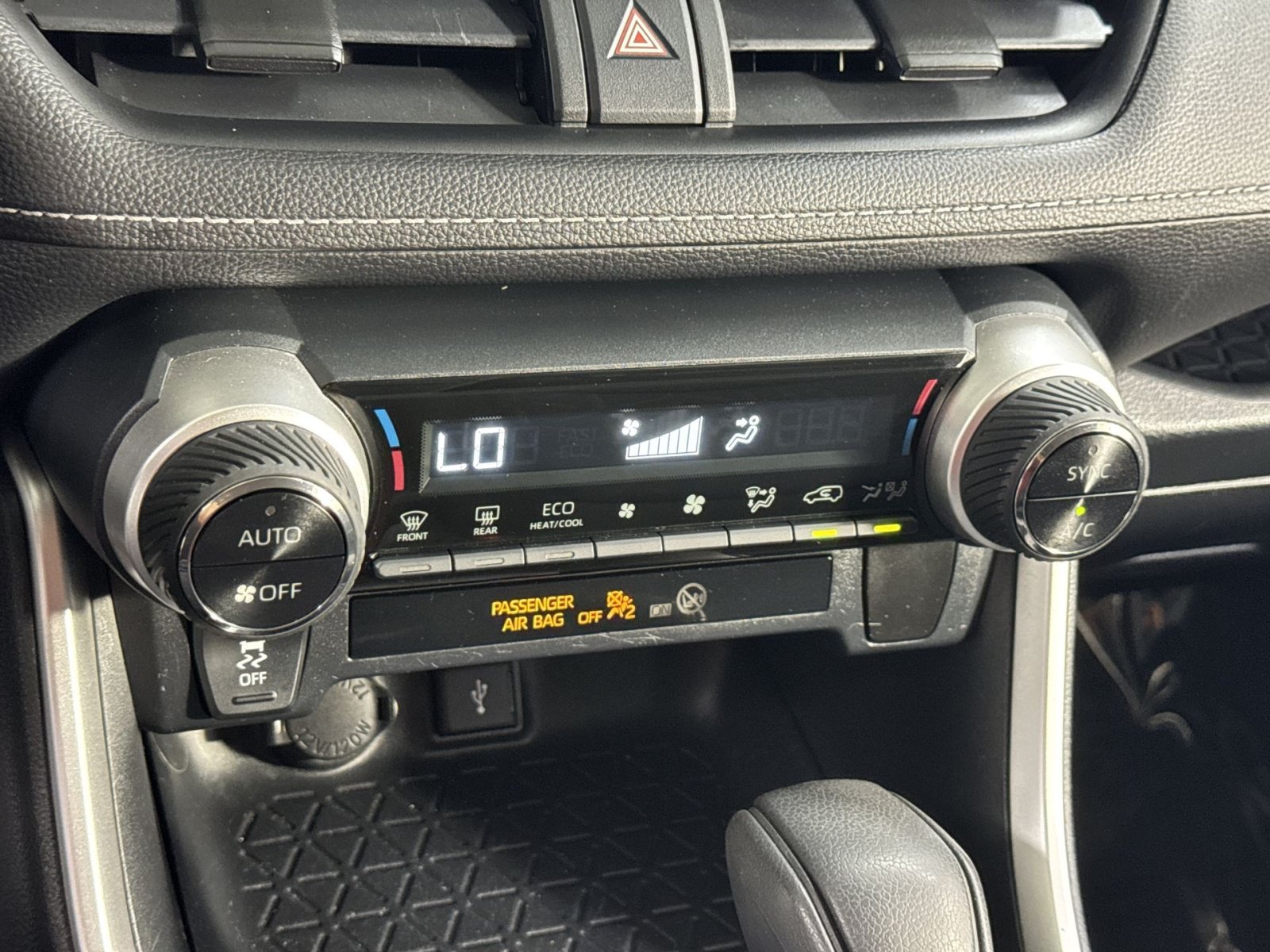 Used 2020 Toyota RAV4 XLE w/ Carpet Mat Package AWD/4WD image 33