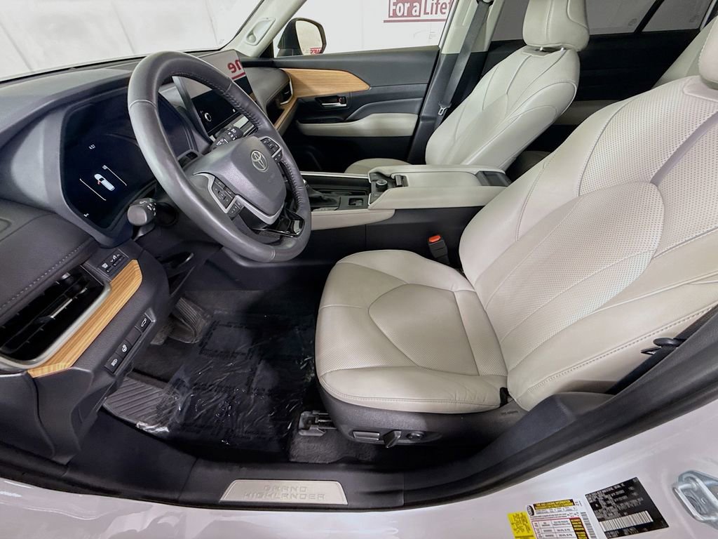 Used 2024 Toyota Grand Highlander AWD image 25