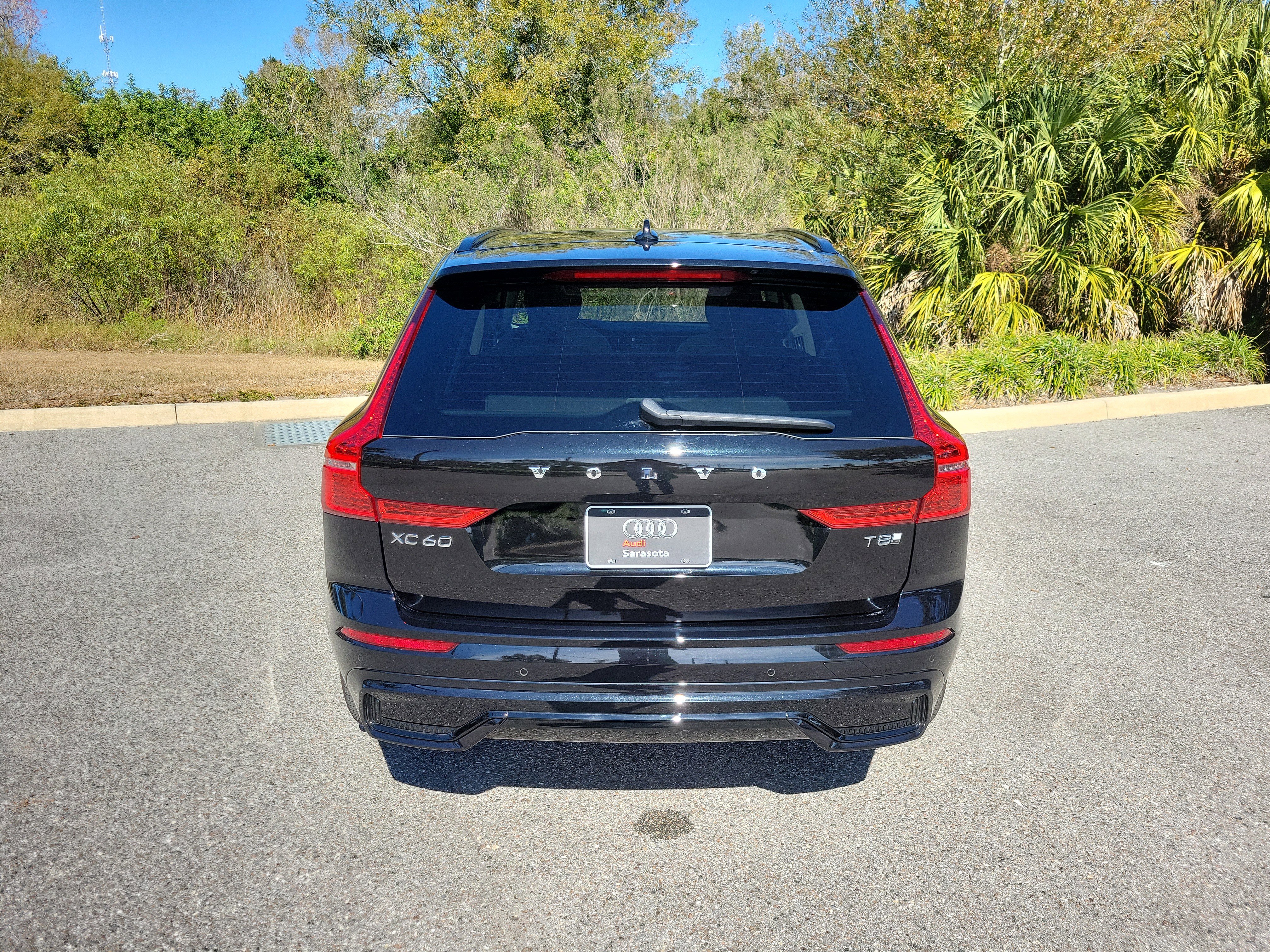 Used 2025 Volvo XC60 T8 Ultra w/ Climate Package image 6