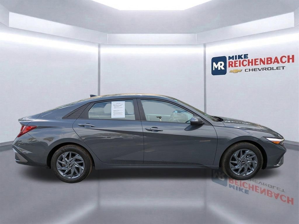 Used 2024 Hyundai Elantra SEL image 3