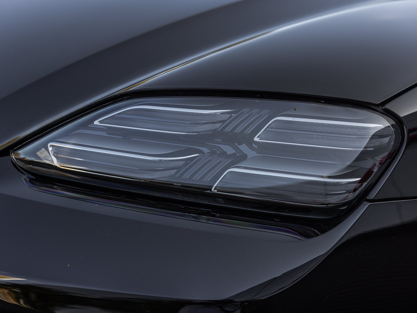 Certified 2025 Porsche Macan 4S Electric AWD/4WD image 21