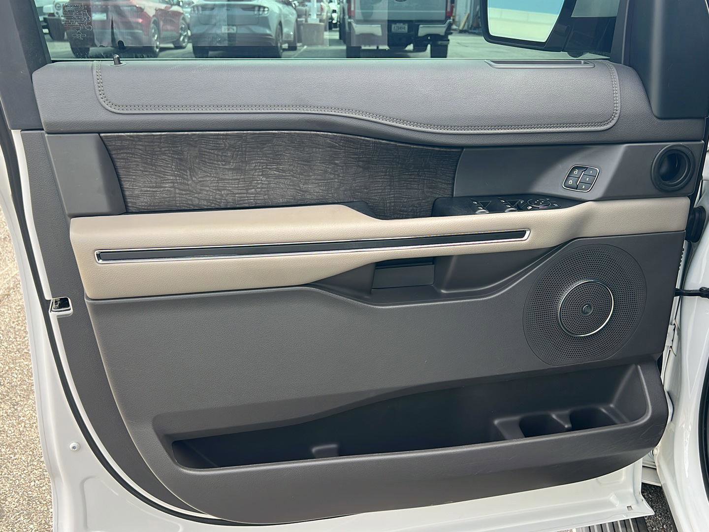 Used 2021 Ford Expedition Limited image 18