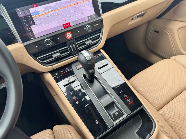 Used 2025 Porsche Macan AWD/4WD image 28
