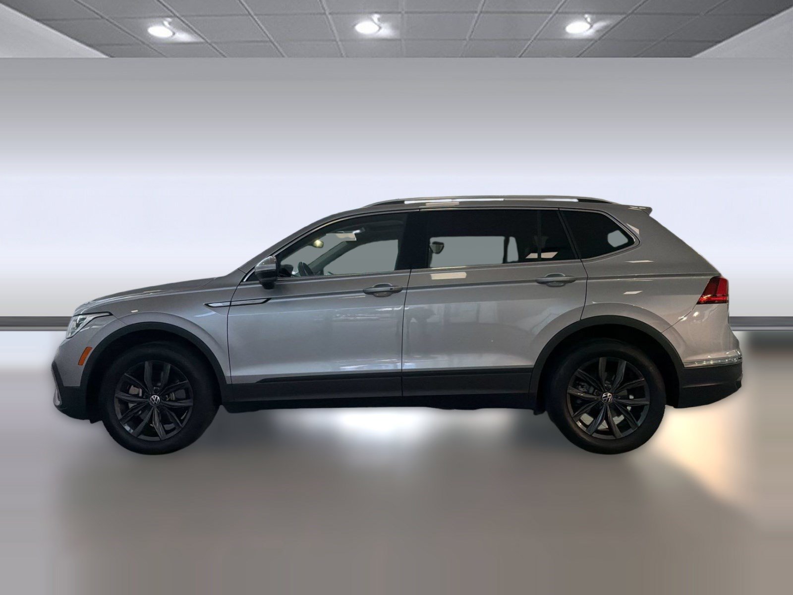 Certified 2024 Volkswagen Tiguan SE w/ Panoramic Sunroof Package AWD/4WD image 2