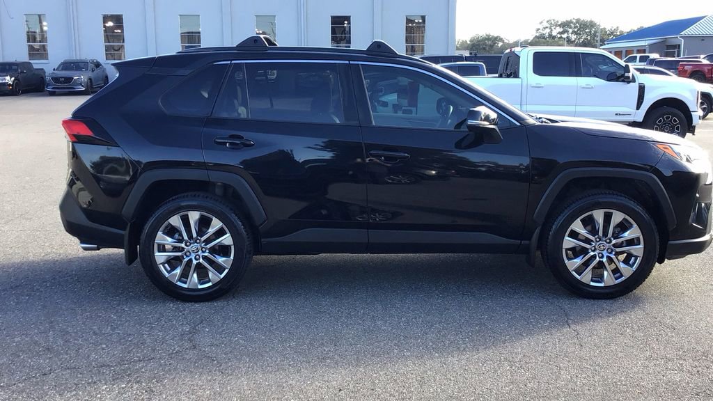 Used 2022 Toyota RAV4 XLE Premium image 4