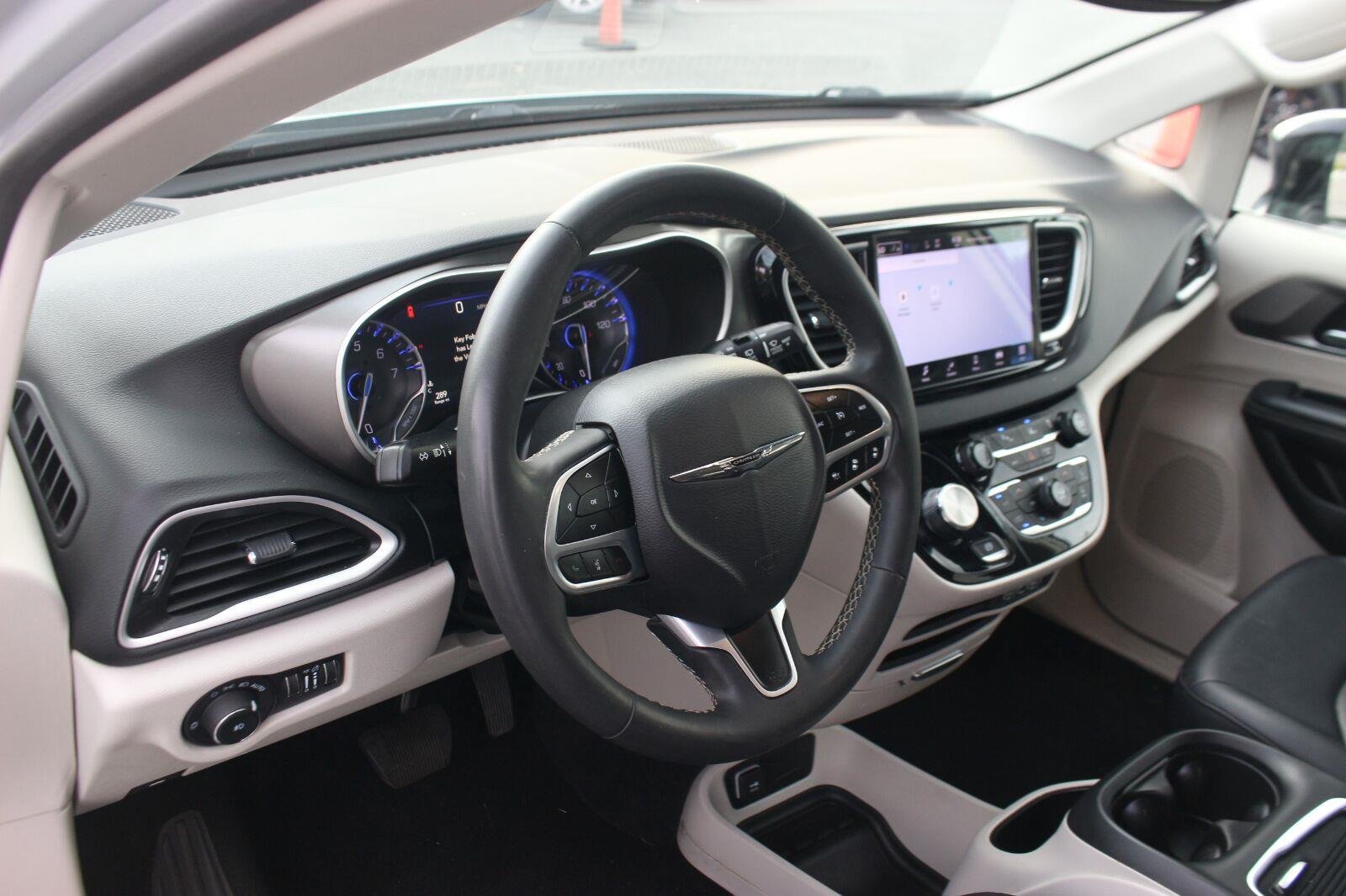 Used 2024 Chrysler Pacifica Touring-L FWD image 16