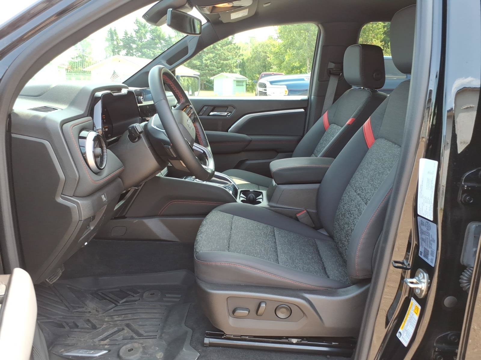 Used 2024 Chevrolet Colorado Z71 w/ Z71 Convenience Package 2 AWD/4WD image 10