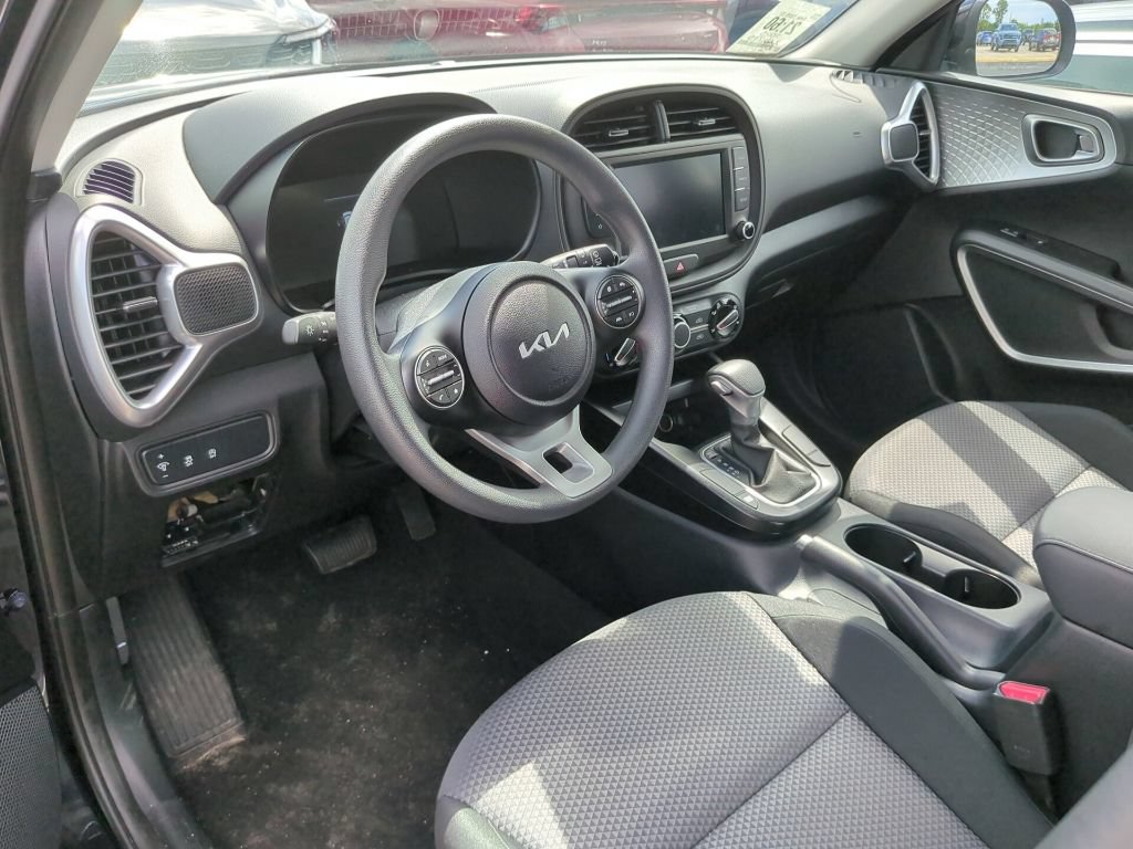 Certified 2025 Kia Soul LX w/ LX Technology Package FWD image 15