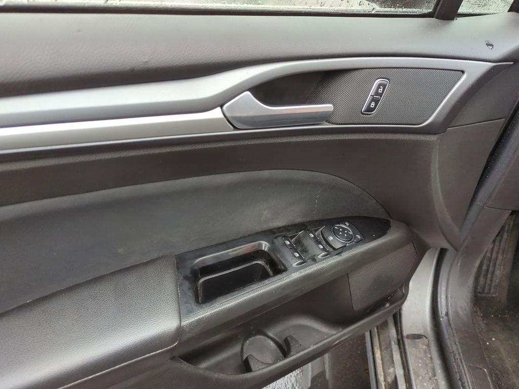 Used 2016 Ford Fusion SE FWD image 8