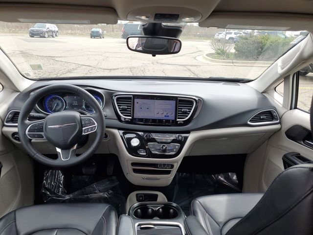 Used 2023 Chrysler Pacifica Touring-L FWD image 22