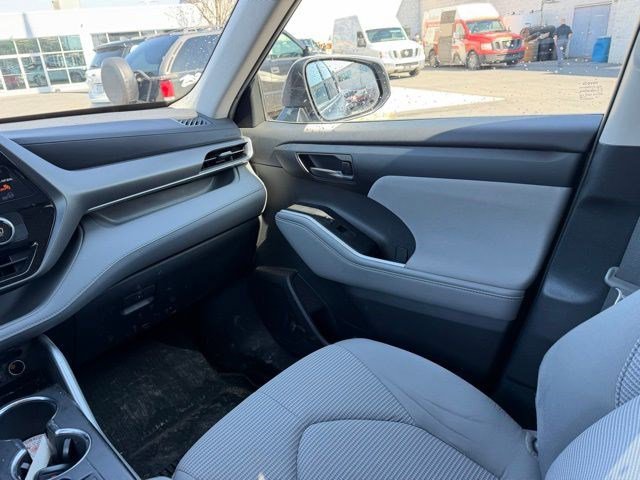 Used 2021 Toyota Highlander LE AWD/4WD image 19
