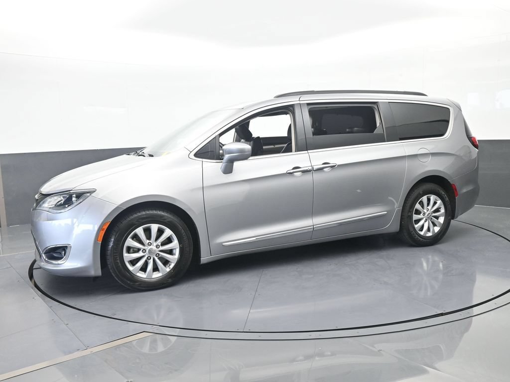 Used 2017 Chrysler Pacifica Touring-L FWD image 2