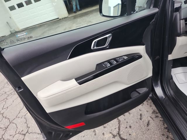 Used 2022 Kia Carnival EX FWD image 18