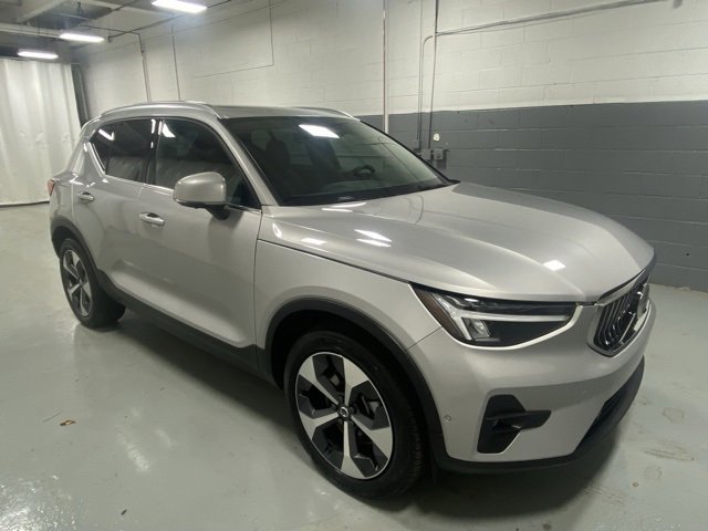 Used 2025 Volvo XC40 B5 Plus image 4
