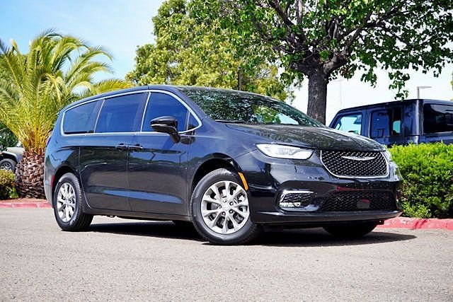 New 2026 Chrysler Pacifica Select AWD/4WD image 2