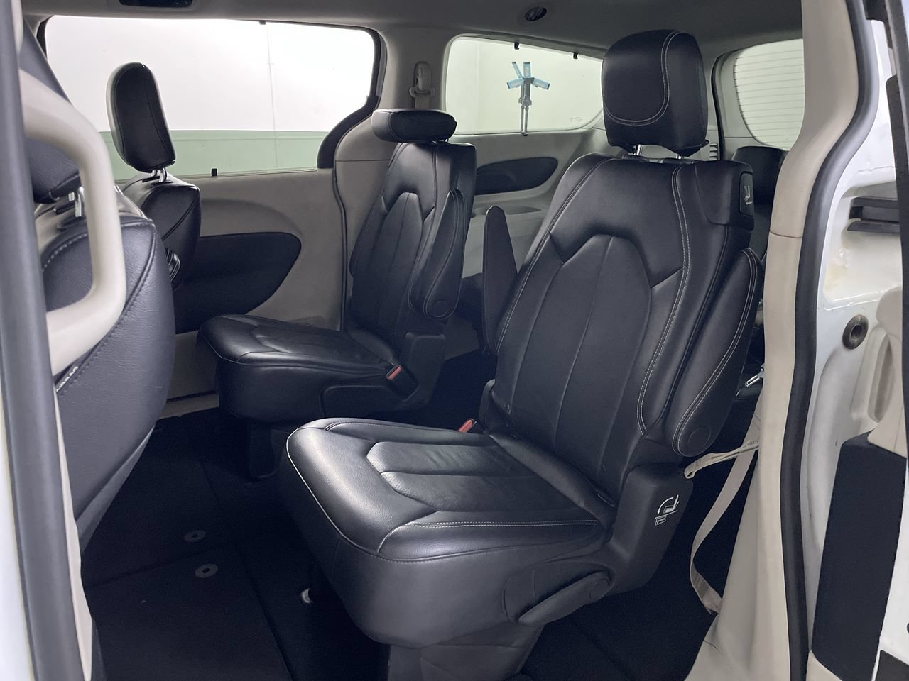 Used 2022 Chrysler Pacifica Touring-L FWD image 18