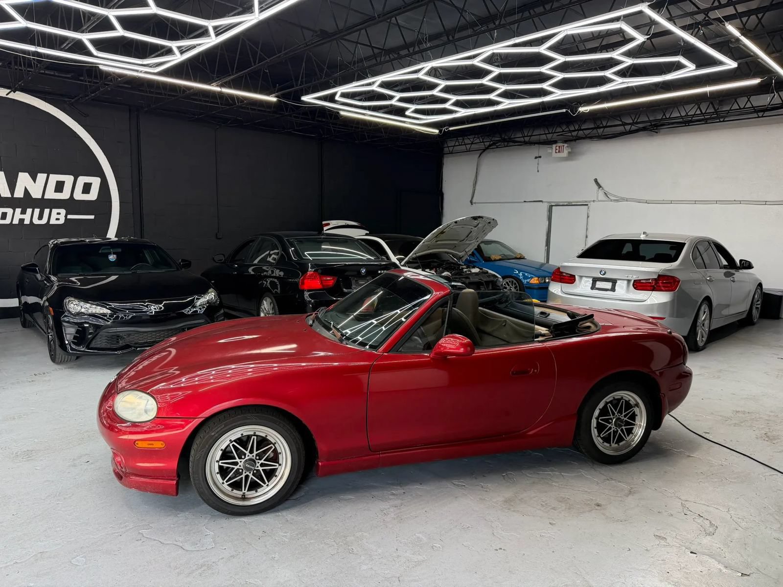 Used 1999 MAZDA MX-5 Miata RWD image 2