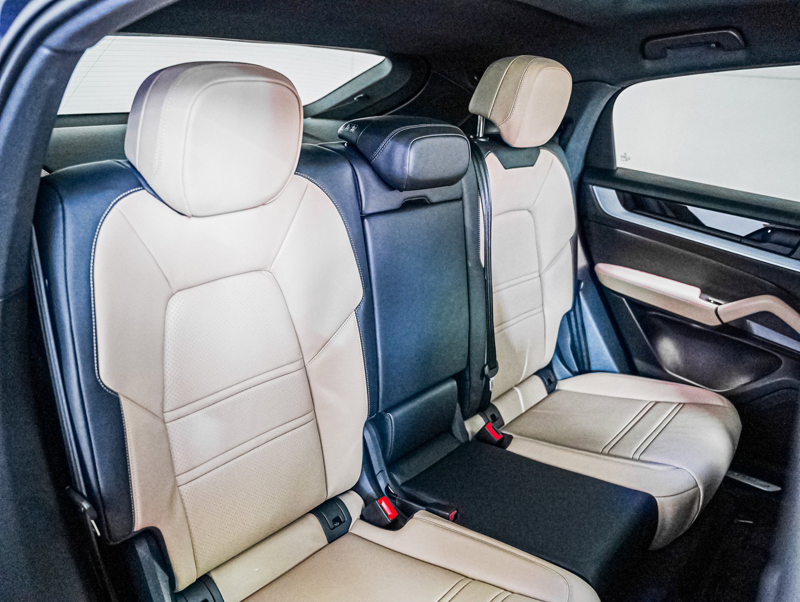 Used 2025 Porsche Cayenne Coupe image 6