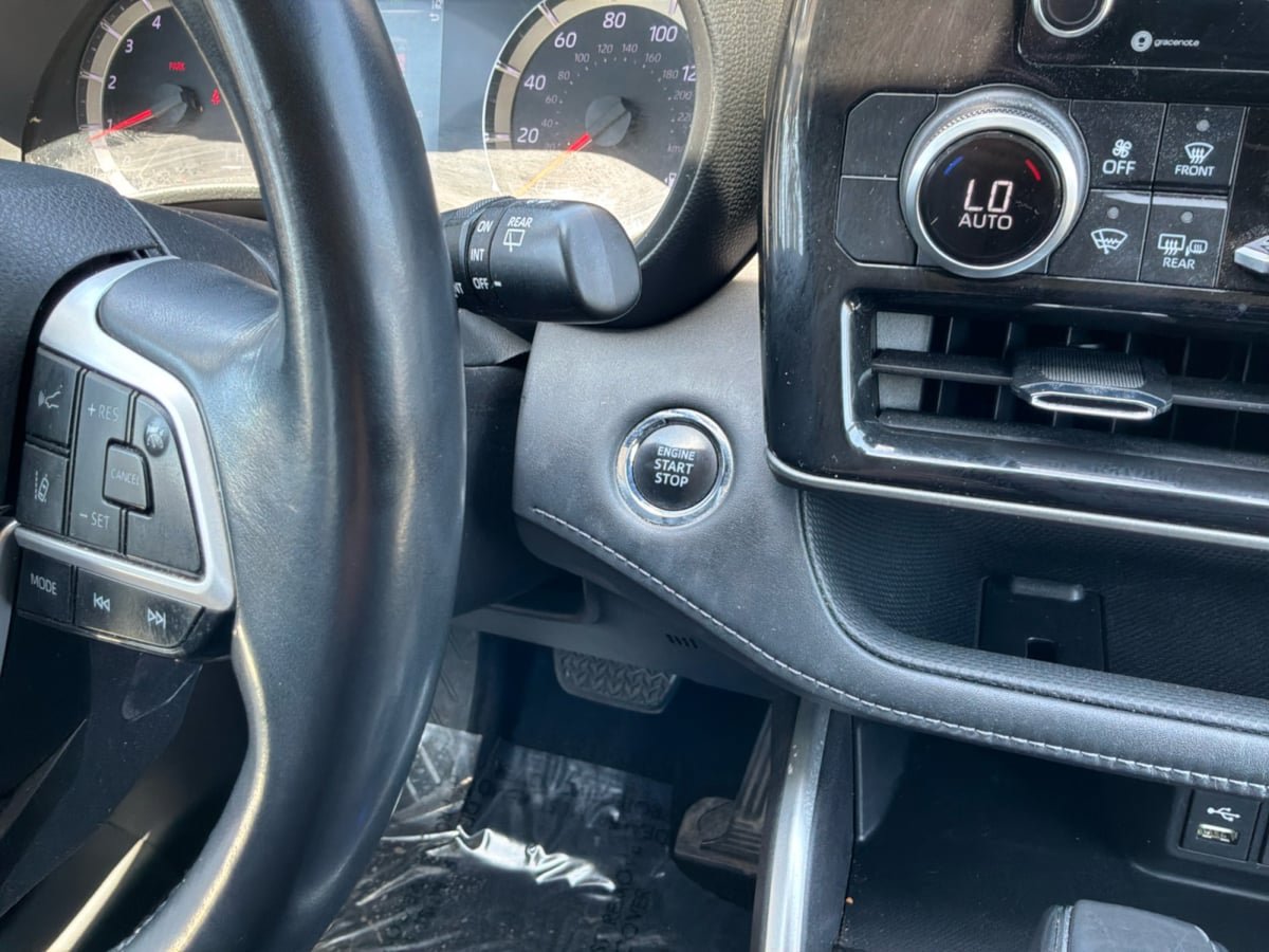 Used 2022 Toyota Highlander LE AWD/4WD image 16