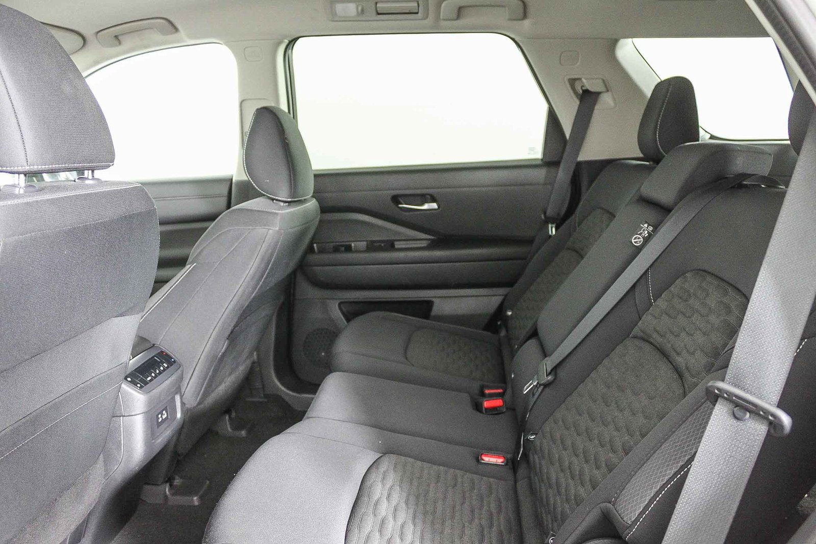 Used 2022 Nissan Pathfinder SV image 19