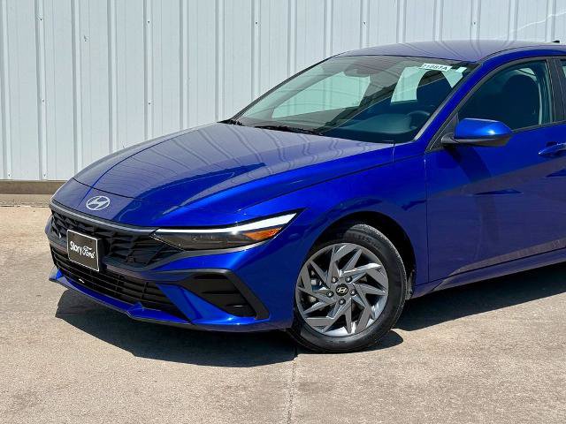 Used 2025 Hyundai Elantra Hybrid FWD image 2