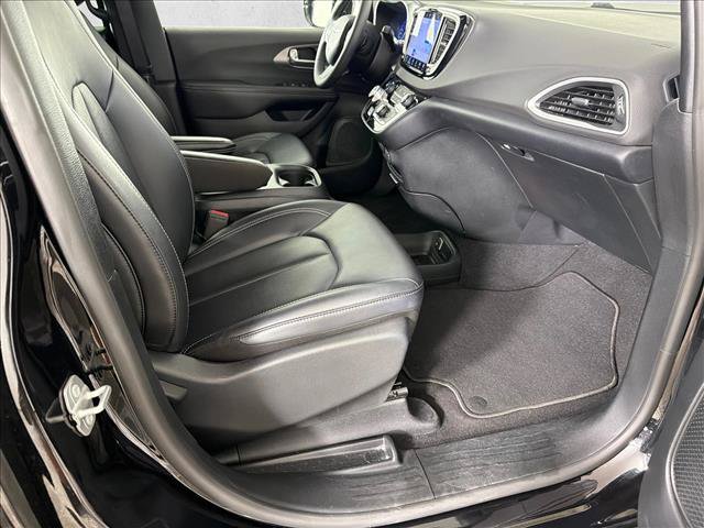 Used 2025 Chrysler Pacifica Select FWD image 13