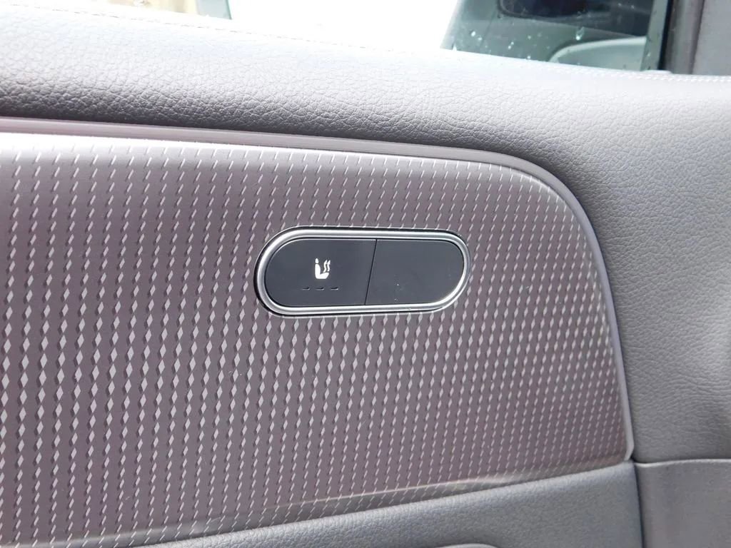 Used 2022 Mercedes-Benz EQB 350 4MATIC image 26