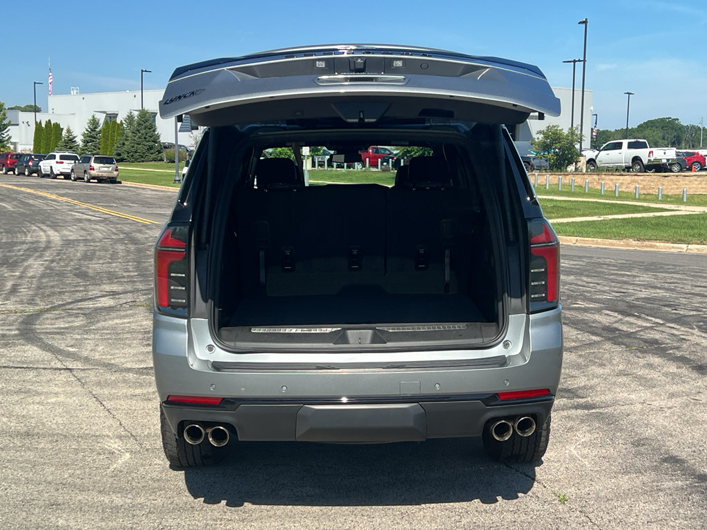 Used 2025 Chevrolet Suburban Z71 AWD/4WD image 38
