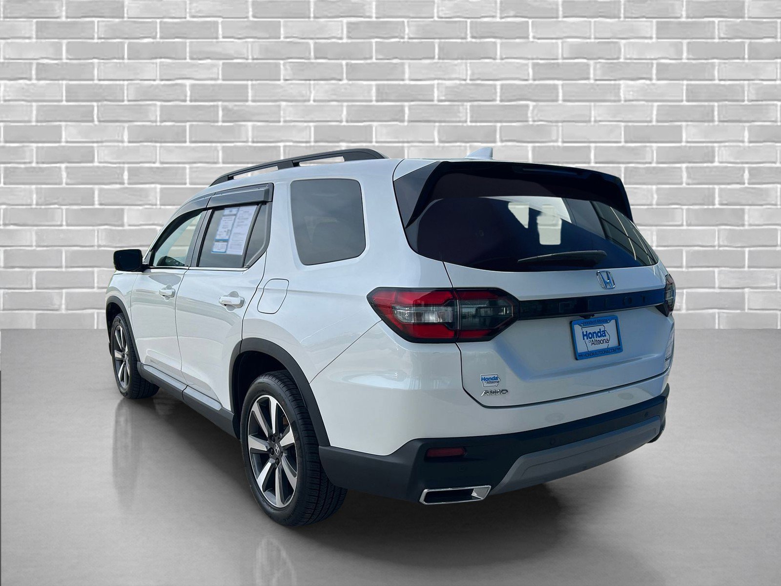 Used 2023 Honda Pilot Touring image 3