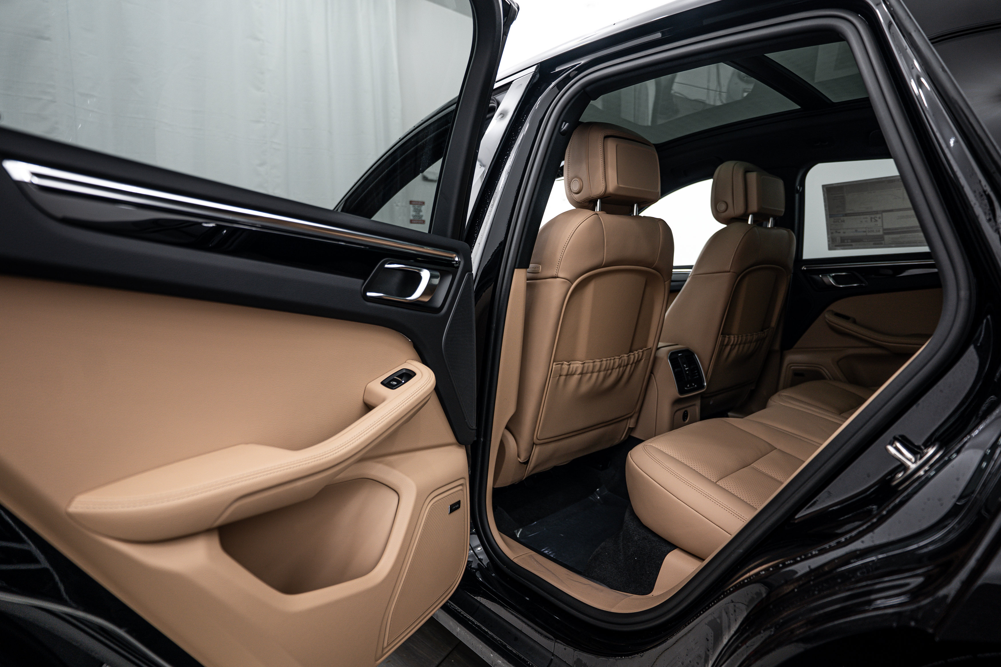 Certified 2026 Porsche Macan AWD/4WD image 19