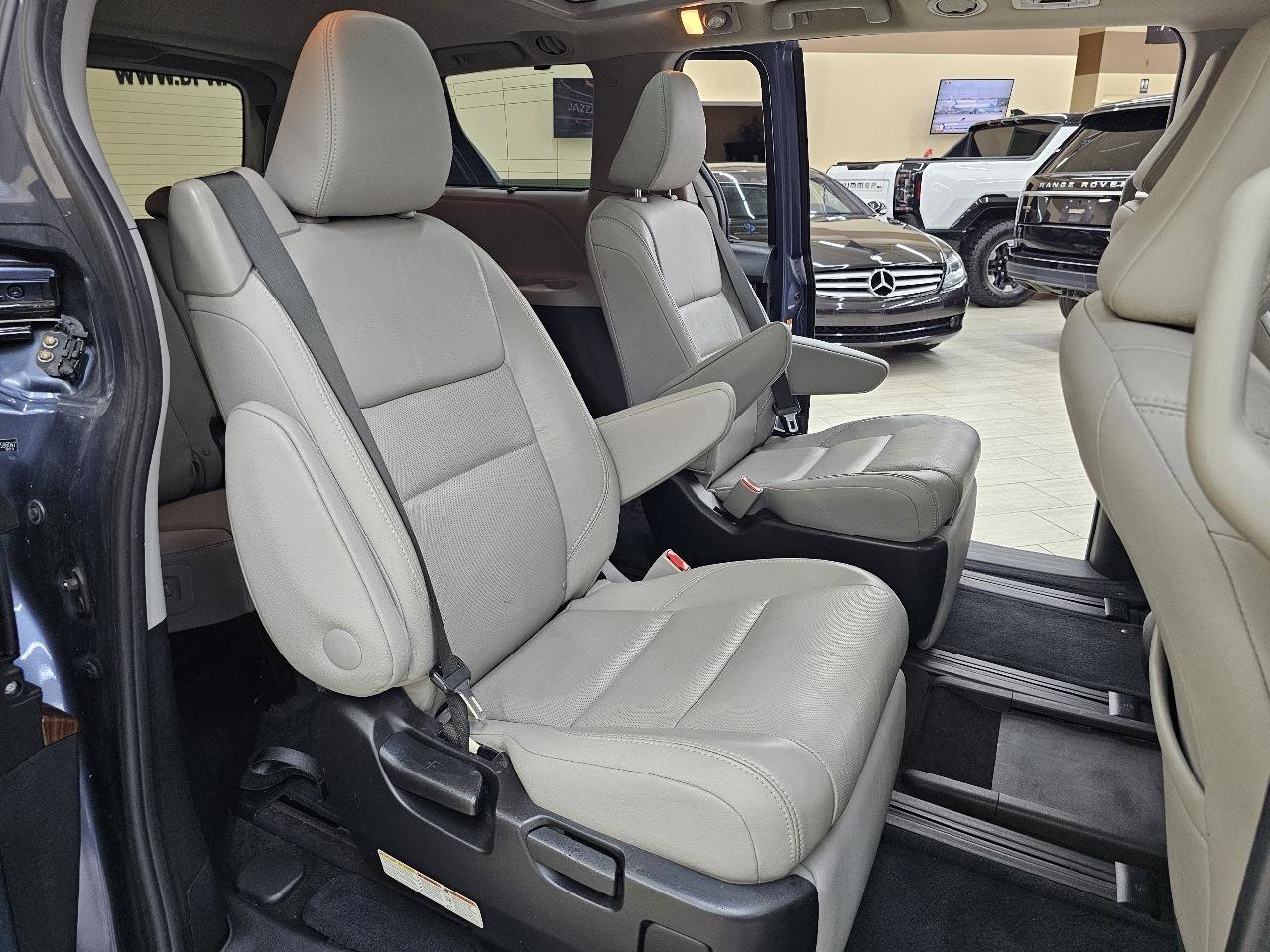 Used 2015 Toyota Sienna Limited FWD image 25